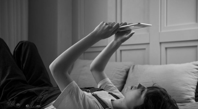 Îți scrie doar noaptea? Semnalul pe care multe femei îl ignoră: ce poate ascunde, de fapt, mesajul trimis după miezul nopții