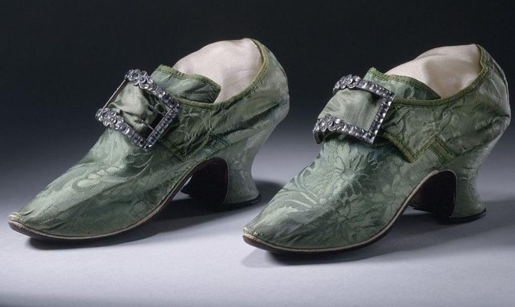 Rujul, tocurile și lenjeria sexy: inițial erau pentru bărbați. Șocant, nu?