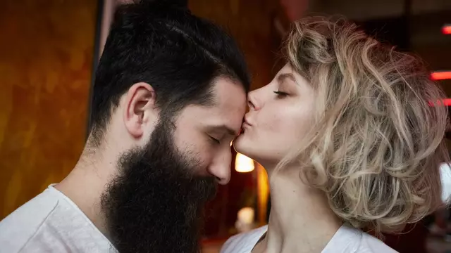 Sărutul pe frunte, noul semn al dezastrului în iubire ce susțin tinerii că înseamnă, de fapt