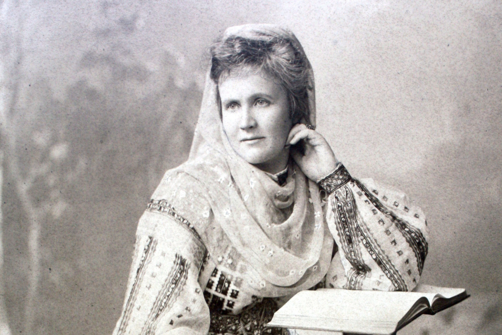 Regina Elisabeta, prima regină a României. Femeia care a cucerit inimile românilor cu bunătatea și iubirea ei nemărginită pentru poporul al cărui sânge nu-i curgea prin vene