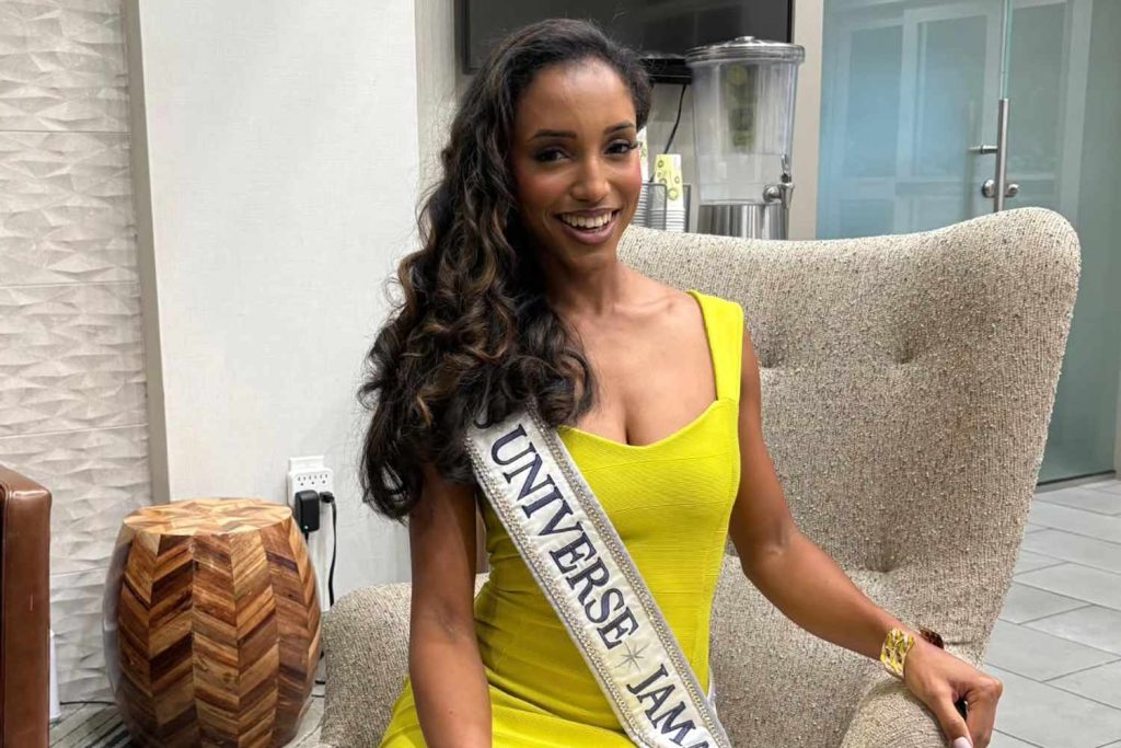 Șoc la Miss Universe în Thailanda: Miss Jamaica, Dr. Gabrielle Henry, cade de pe scenă și este transportată pe targă!