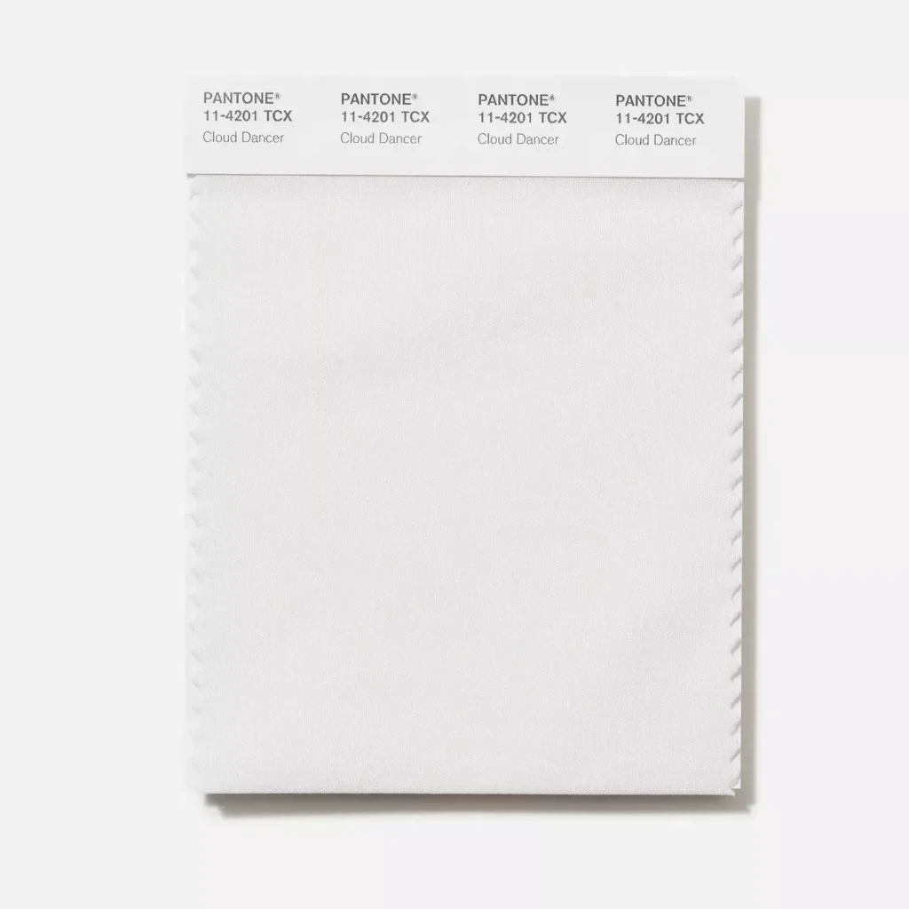 Alb-călătorie spre 2026: Pantone declară „Cloud Dancer” drept Culoarea Anului — și lumea are ceva de spus