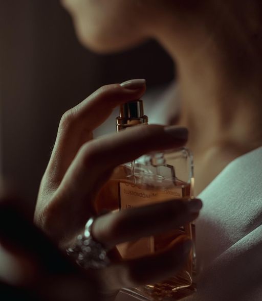 Psihologia simțurilor: De ce ne atrag anumite arome și cum ne formează ele amintirile