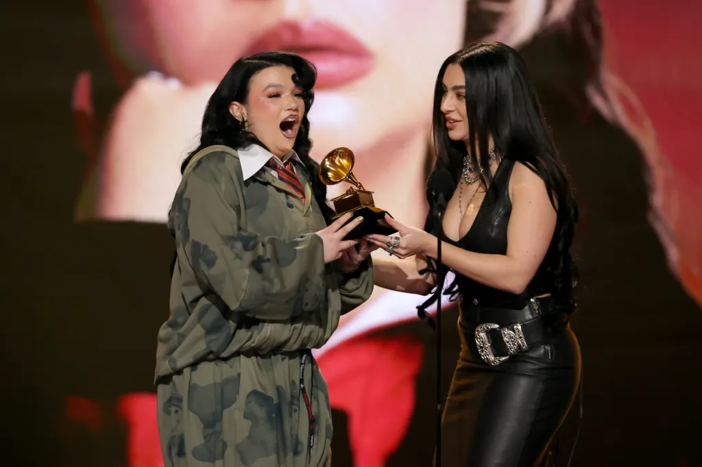 Premiile Grammy 2026 au luat-o razna: nuditate pe scenă, discurs politic, apariție-șoc Cher și momente care au lăsat sala cu gura căscată