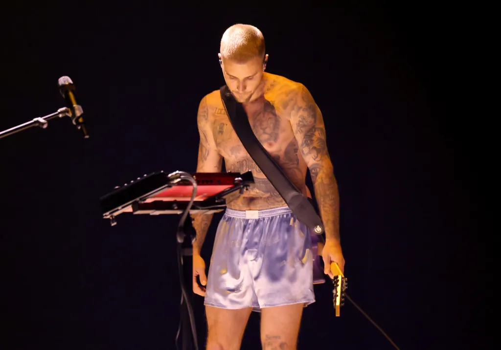 Premiile Grammy 2026 au luat-o razna: nuditate pe scenă, discurs politic, apariție-șoc Cher și momente care au lăsat sala cu gura căscată