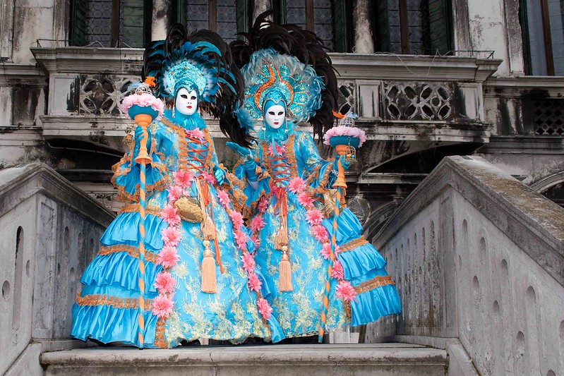 Carnavalul de la Veneția 2026 dezvăluie secretele măștilor, excesele ascunse și nebunia festivă care cuprinde orașul înainte de Olimpiadă.
