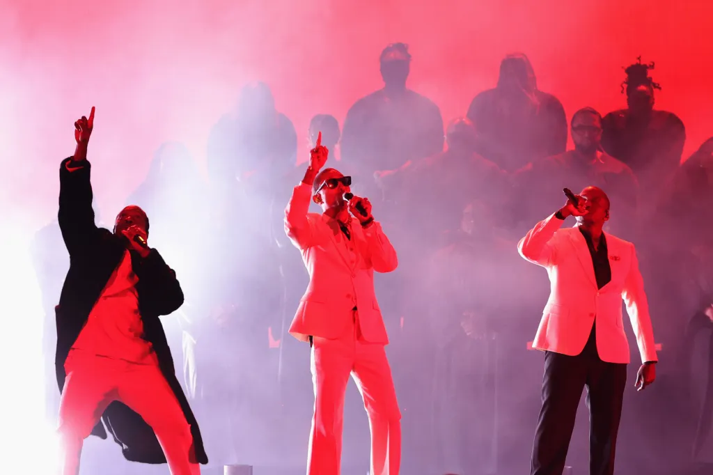 Premiile Grammy 2026 au luat-o razna: nuditate pe scenă, discurs politic, apariție-șoc Cher și momente care au lăsat sala cu gura căscată