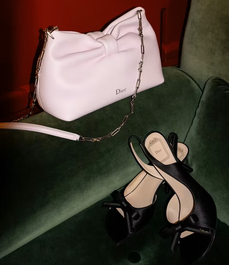 Geanta „Fundă” de la Dior a devenit accesoriul-obsesie al primăverii. Cum a transformat Jonathan Anderson un simbol istoric într-un nou fenomen fashion