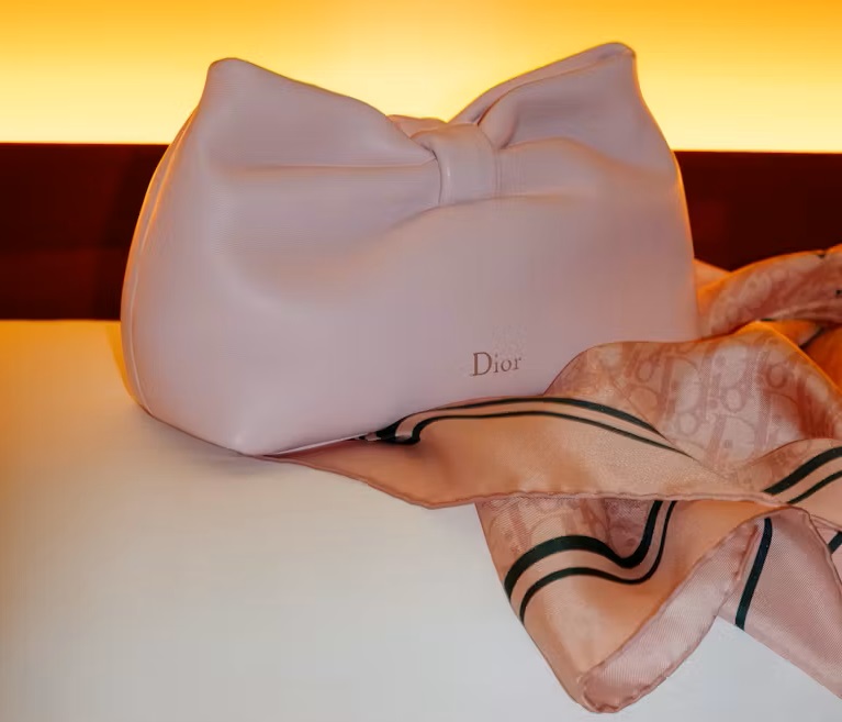 Geanta „Fundă” de la Dior a devenit accesoriul-obsesie al primăverii. Cum a transformat Jonathan Anderson un simbol istoric într-un nou fenomen fashion