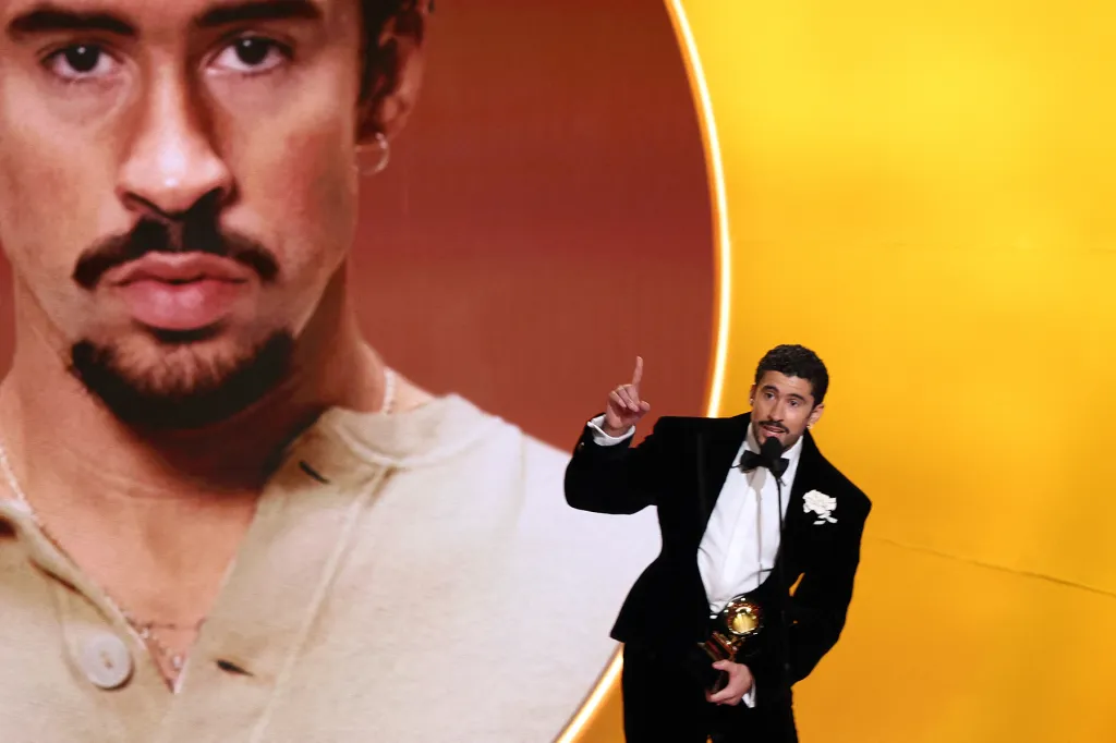 Premiile Grammy 2026 au luat-o razna: nuditate pe scenă, discurs politic, apariție-șoc Cher și momente care au lăsat sala cu gura căscată