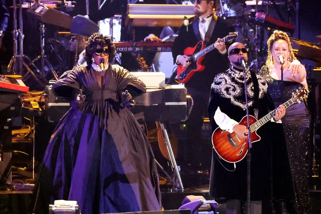 Premiile Grammy 2026 au luat-o razna: nuditate pe scenă, discurs politic, apariție-șoc Cher și momente care au lăsat sala cu gura căscată