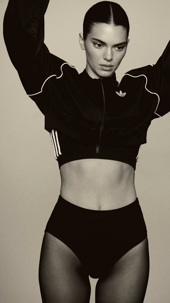 Kendall Jenner a renunțat la pantaloni de două ori într-o singură săptămână. Iar internetul a luat foc