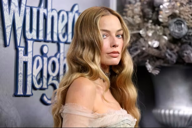 Margot Robbie a șocat la Tropfest: rochie complet transparentă și prima „geantă nud” din istoria Chanel au incendiat covorul roșu
