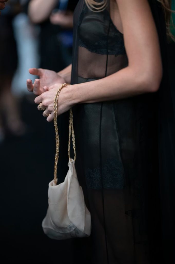 Margot Robbie a șocat la Tropfest: rochie complet transparentă și prima „geantă nud” din istoria Chanel au incendiat covorul roșu