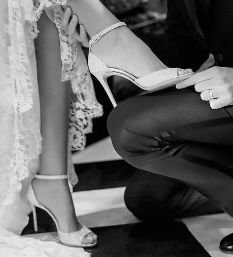 De ce pantofii pe care îi alegi dimineața spun mai mult despre tine decât îți imaginezi