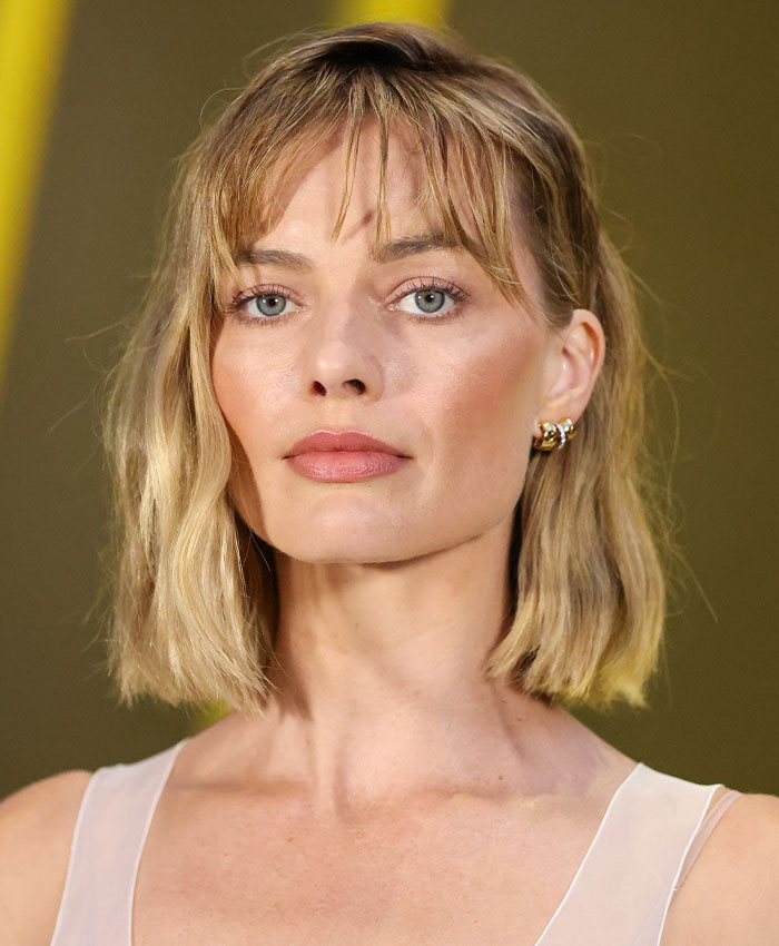 Ce se întâmplă în Hollywood? Apariția Margot Robbie la Paris Fashion Week stârnește controverse