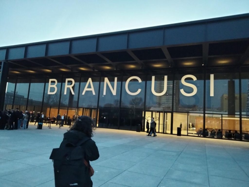 SUTE de oameni stau la coadă în Berlin ca să vadă operele lui Constantin Brâncuși