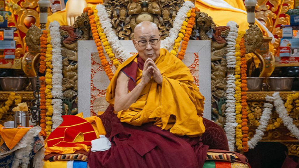 Dalai Lama rupe tăcerea după ce numele său apare de peste 150 de ori în dosarele Epstein