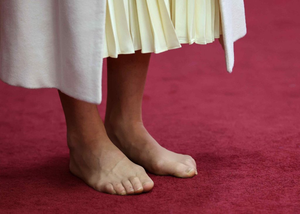Gafă regală sau respect cultural? Kate Middleton s-a descălțat în public, iar imaginile cu picioarele ei au stârnit iar scandalul – detaliul medical observat imediat de fani