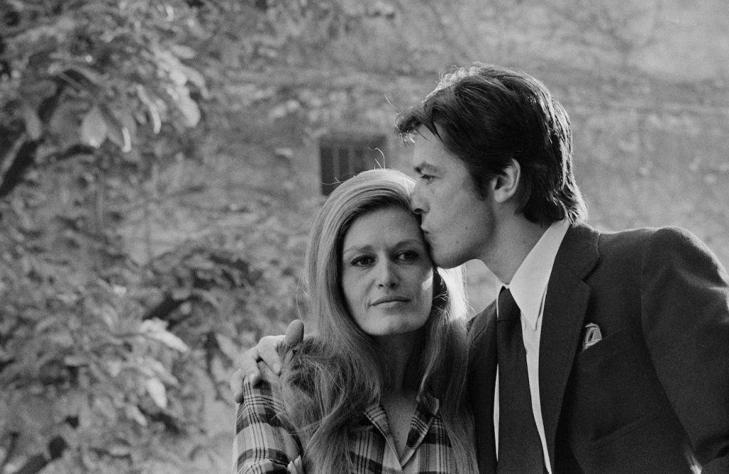 „Paroles, paroles”: povestea explozivă a duetului Dalida – Alain Delon care a transformat seducția masculină în scandal muzical