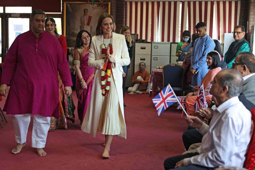 Gafă regală sau respect cultural? Kate Middleton s-a descălțat în public, iar imaginile cu picioarele ei au stârnit iar scandalul – detaliul medical observat imediat de fani