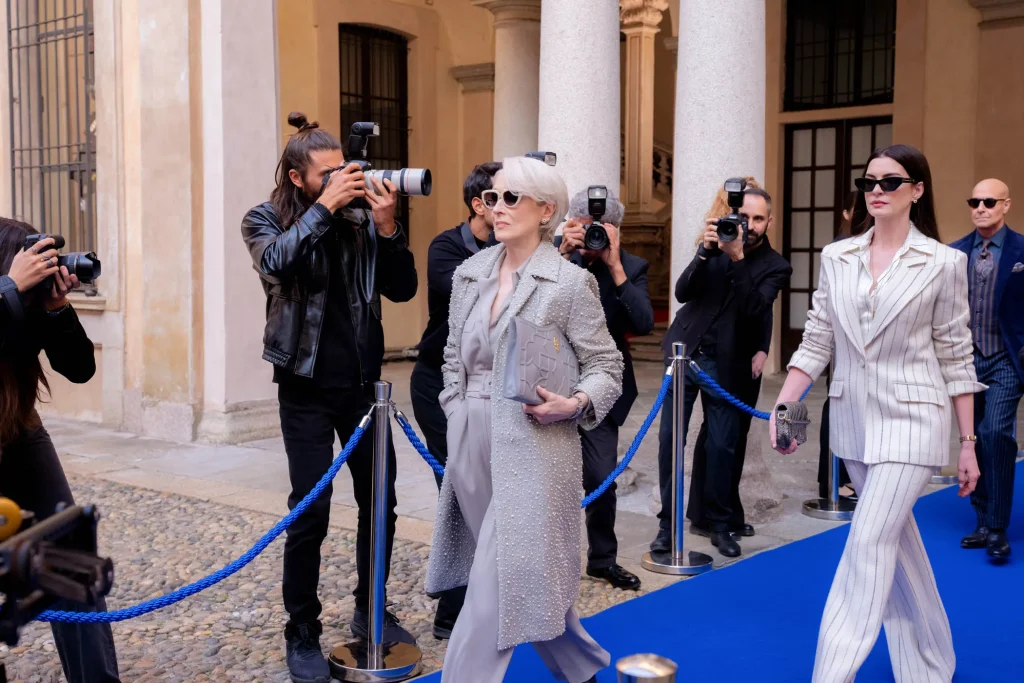 „The Devil Wears Prada 2” promite scandaluri, rivalități și luxul crud al modei. Află secretele din culise și cum revine universul iconic care a cucerit Hollywoodul.
