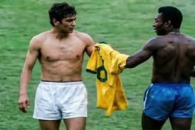 Momentul LEGENDAR când Pele i-a cerut lui Mircea Lucescu să facă schimb de tricouri. Suma uriașă cu care a fost vândut tricoul