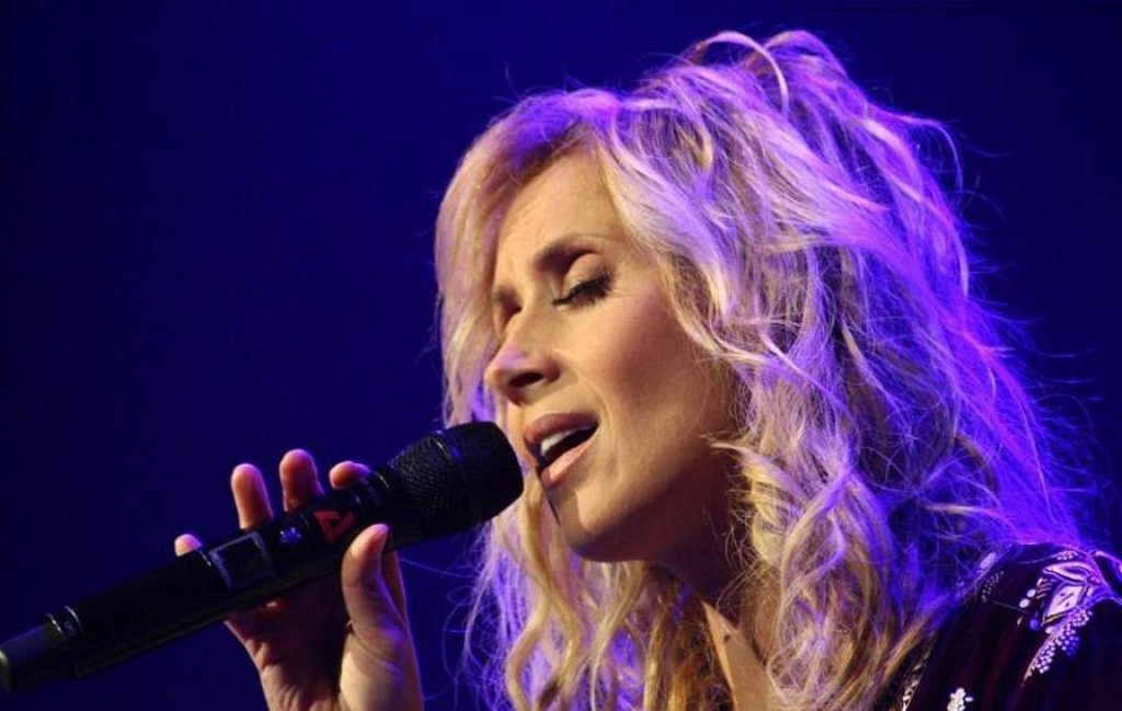 Momentul care te face să plângi instant: mii de oameni au cântat „Je t’aime” în locul Larei Fabian și au lăsat-o fără cuvinte