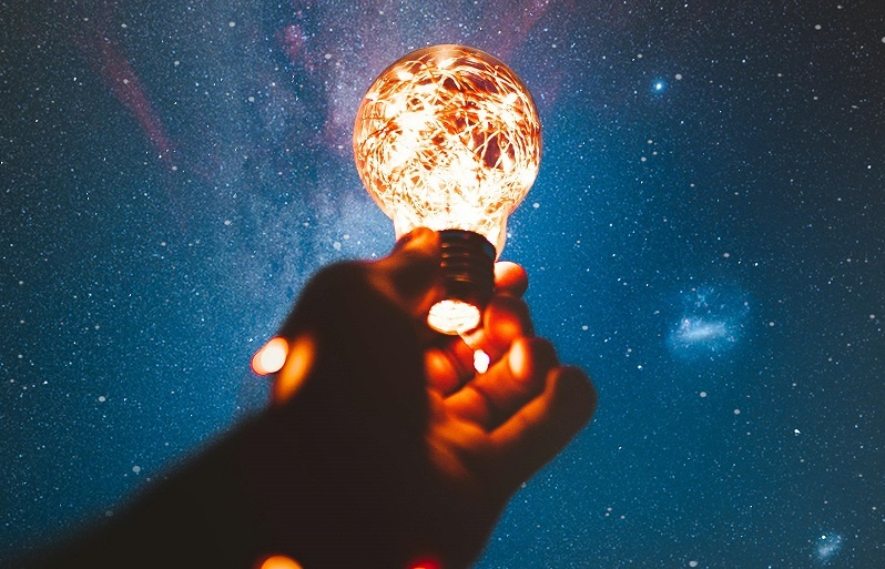 Marți sunt (și) 3 CEASURI BUNE: Top 3 zodii care au noroc la bani începând de marți