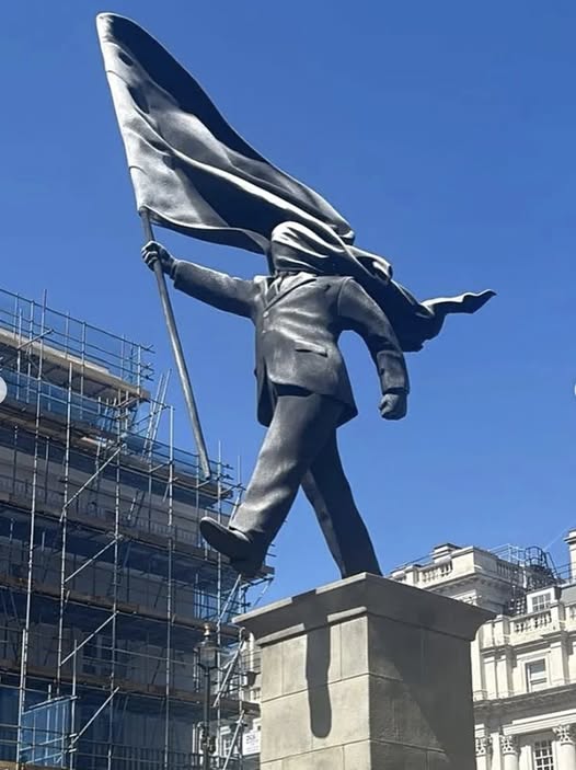 O statuie uriașă apărută peste noapte în Londra, revendicată de Banksy, arată un bărbat orbit de propriul steag și reaprinde dezbaterea despre naționalism.
