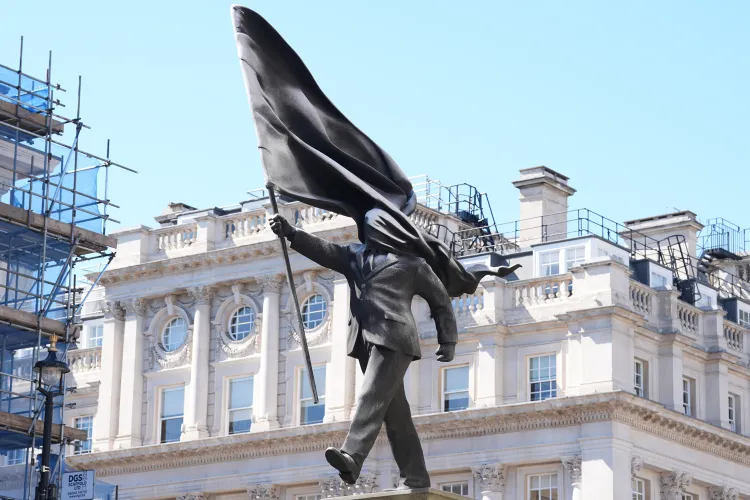 Banksy lovește din nou: o misterioasă statuie uriașă a apărut peste noapte în Londra și reprezintă un om orbit de propriul steag