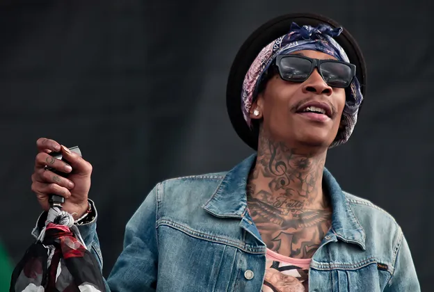 Wiz Khalifa a aprins un j*int pe scena din România și a declanșat un scandal internațional! Rapperul american, urmărit penal după show-ul de la „Beach, Please!”