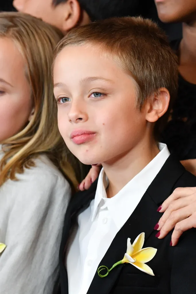 Fiul biologic al Angelina Jolie, Knox, este acum aproape adult la 17 ani – iar fanii spun că „nu seamănă deloc cu Brad”