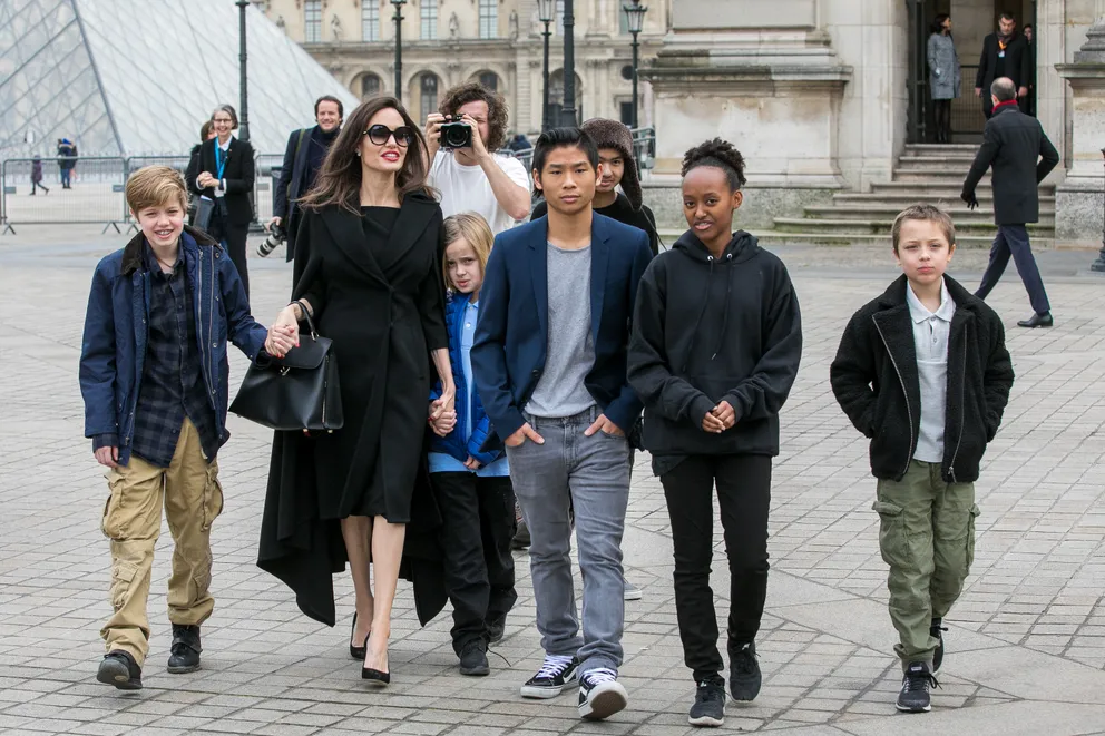 Fiul biologic al Angelina Jolie, Knox, este acum aproape adult la 17 ani – iar fanii spun că „nu seamănă deloc cu Brad”