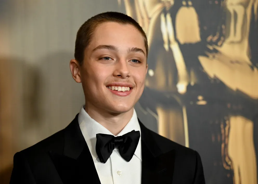Fiul biologic al Angelina Jolie, Knox, este acum aproape adult la 17 ani – iar fanii spun că „nu seamănă deloc cu Brad”