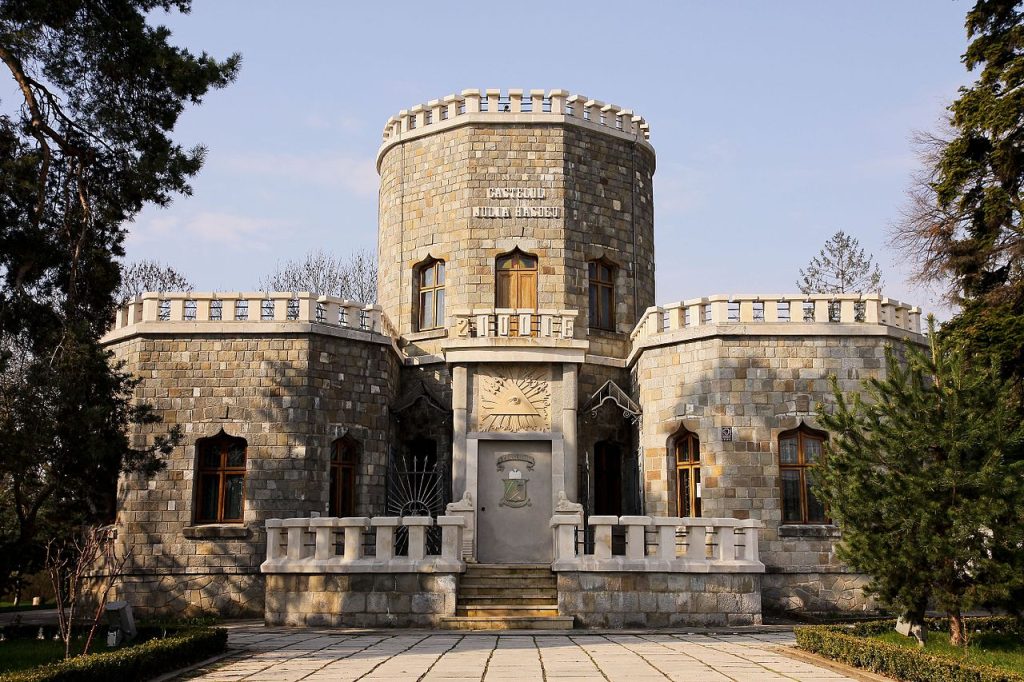 Copila genială de numai 11 ani care a uimit Europa și tatăl care a construit un castel pentru a vorbi cu spiritul ei: povestea Iuliei Hașdeu