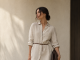 5 idei ultra fashion de a purta cămașa de in: ținute feminine, moderne și pline de personalitate