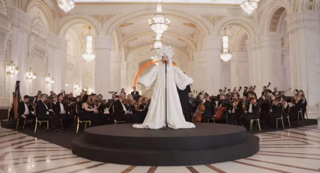 Manifestul care împarte internetul în două: Delia aruncă în aer industria cu „Analog (Symphonic Version)”