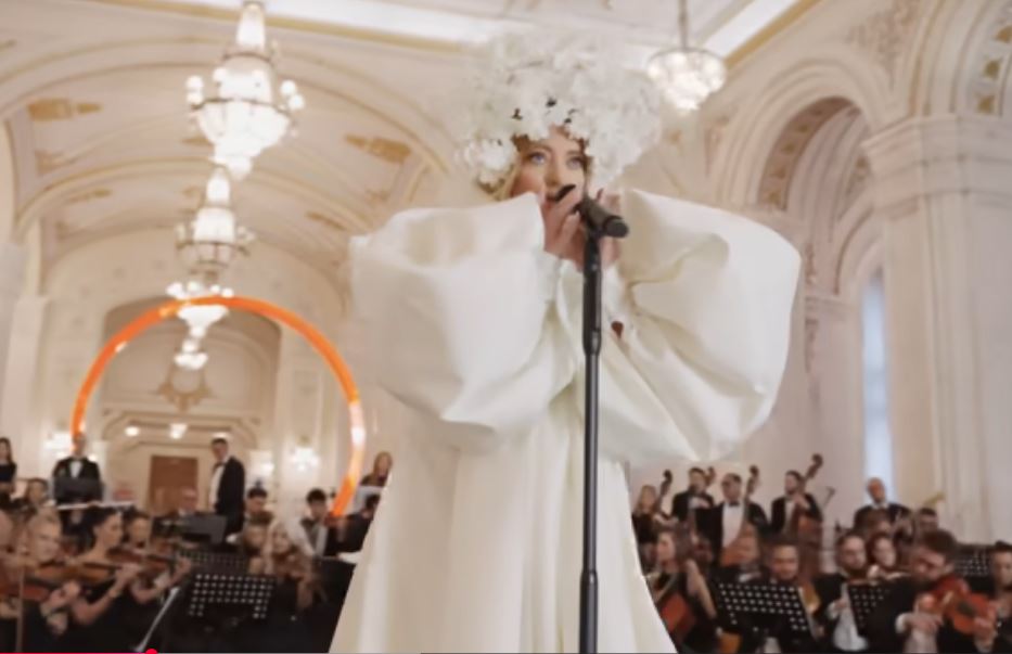 Manifestul care împarte internetul în două: Delia aruncă în aer industria cu „Analog (Symphonic Version)”