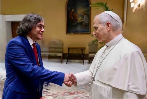 Mircea Cărtărescu, în centrul unui scandal digital: fotografia cu Papa - modificată cu AI -care a aprins internetul