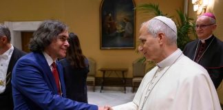Mircea Cărtărescu, în centrul unui scandal digital: fotografia cu Papa – modificată cu AI -care a aprins internetul