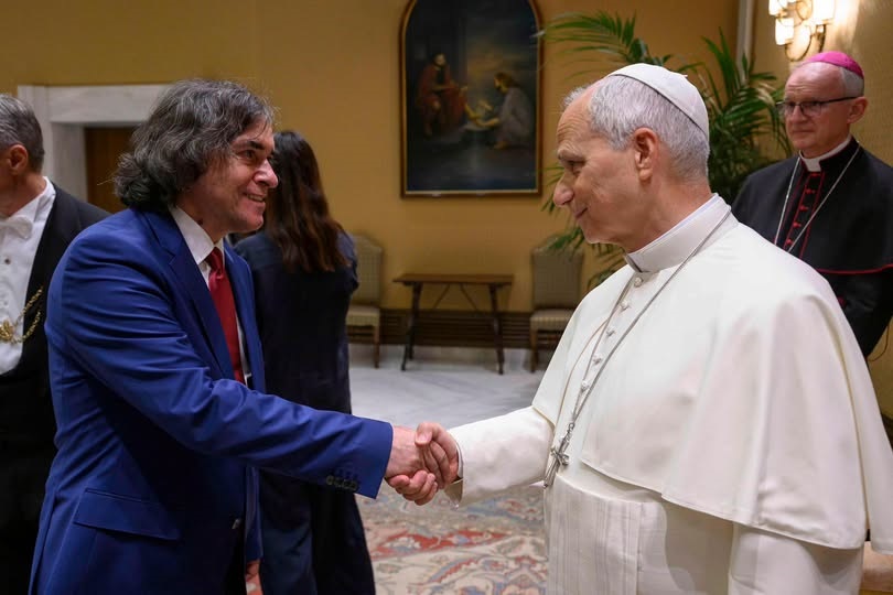 Mircea Cărtărescu, în centrul unui scandal digital: fotografia cu Papa - modificată cu AI -care a aprins internetul