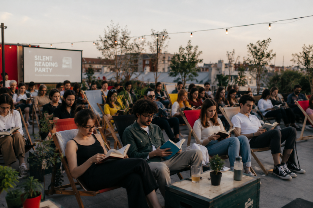 Fenomenul care a rupt zgomotul orașului: Silent Reading Party-ul din aer liber de la Cinema Studio transformă lectura într-o formă de rezistență urbană