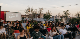 Fenomenul care a rupt zgomotul orașului: Silent Reading Party-ul din aer liber de la Cinema Studio transformă lectura într-o formă de rezistență urbană