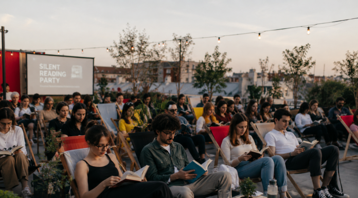 Fenomenul care a rupt zgomotul orașului: Silent Reading Party-ul din aer liber de la Cinema Studio transformă lectura într-o formă de rezistență urbană