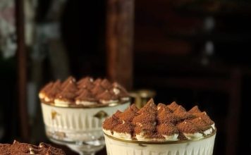 Tiramisu la pahar în 10 minute: desert cremos, fără coacere, perfect pentru musafiri