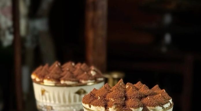 Tiramisu la pahar în 10 minute: desert cremos, fără coacere, perfect pentru musafiri