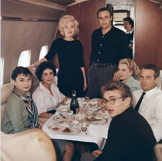 Adevărul nespus din spatele fotografiei ce pare imposibilă: Marilyn Monroe, Audrey Hepburn, Elizabeth Taylor, Grace Kelly, Marlon Brando, Paul Newman și James Dean, surprinși împreună într-o singură călătorie peste Atlantic
