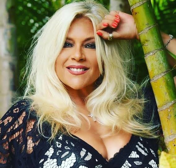 Samantha Fox, bomba sexy care a înnebunit o generație de bărbați, și-a schimbat complet viața. Idolul anilor ’80 s-a căsătorit cu o femeie