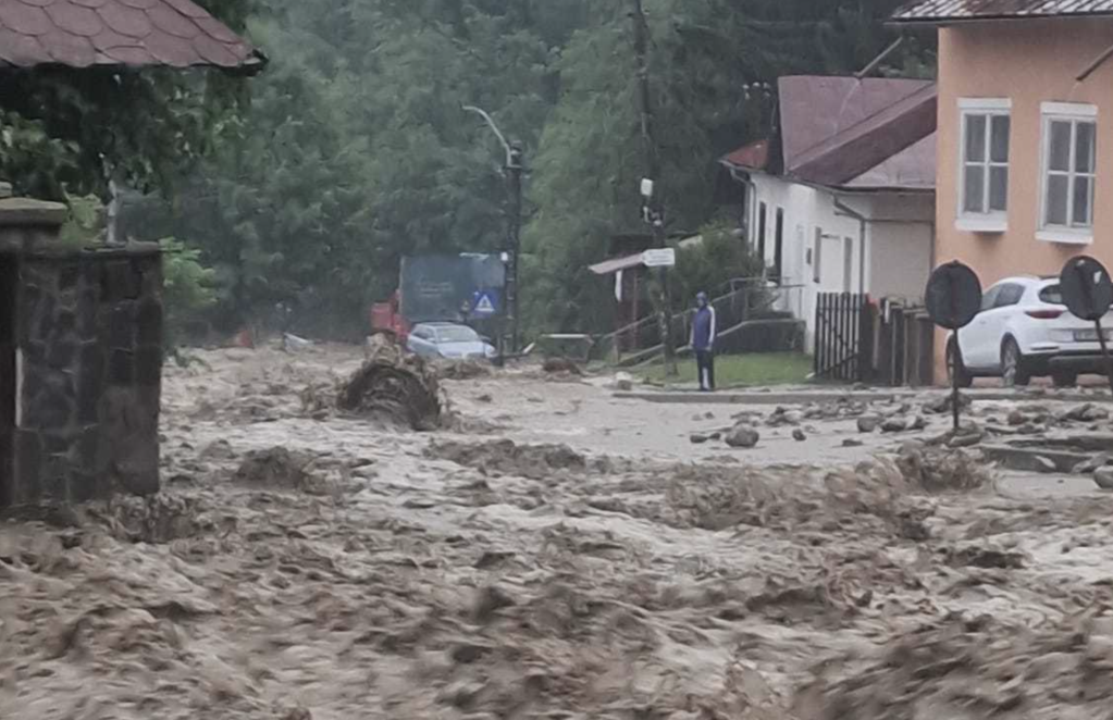 APOCALIPSĂ la Bușteni! Viitura care a rupt asfaltul pe DN1 și a îngenuncheat stațiunea. Mașini luate de ape, oameni salvați în ultima clipă